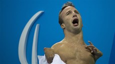 Arnot Petráek slaví zlatou medaili na paralympiád v Riu.