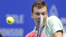 Tomá Berdych vrací míek v semifinále turnaje v Petrohradu.