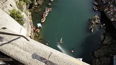 Momentka ze závodu Svtové série v extrémních skocích do vody v Mostaru