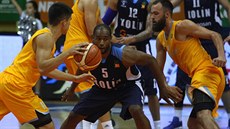 Maksym Kulon (ve žlutém vlevo) z Prostějova drží balón, touží ho získat Jimmie... Maksym Kulon (ve žlutém vlevo) z Prostějova drží balón, touží ho získat Jimmie...