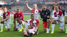 VDYCKY JSME S VÁMA... Slávistití fotbalisté slaví s fanouky výhru v derby.