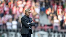 ZAMYŠLENÝ. Sparťanský kouč Zdeněk Ščasný během derby ZAMYŠLENÝ. Sparťanský kouč Zdeněk Ščasný během derby
