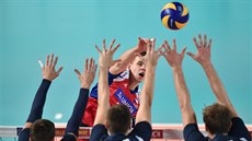 Český volejbalista Petr Michálek (čelem) v akci, blokují ho (zleva) Rober Käht,... Český volejbalista Petr Michálek (čelem) v akci, blokují ho (zleva) Rober Käht,...