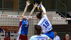 Česká volejbalistka Veronika Trnková (čelem) v kvalifikačním duelu o... Česká volejbalistka Veronika Trnková (čelem) v kvalifikačním duelu o...