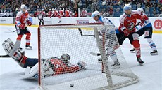 Pardubický branká Jakub tpánek inkasuje gól v utkání s Chomutovem. 