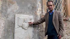 Jan Řeřicha u objeveného náhrobního kamene v klášteře v Dolním Ročově. Jan Řeřicha u objeveného náhrobního kamene v klášteře v Dolním Ročově.