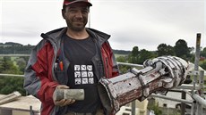 Sejmutá špice věžičky v Lipové, která ukrývala pouzdro s písemnostmi a mincemi. Sejmutá špice věžičky v Lipové, která ukrývala pouzdro s písemnostmi a mincemi.