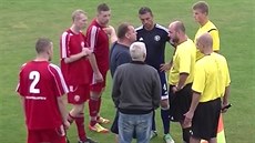 Fotbalisté a funkcionáři Postoloprt debatují s rozhodčími o tom, že asistent... Fotbalisté a funkcionáři Postoloprt debatují s rozhodčími o tom, že asistent...