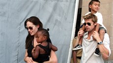 Angelina Jolie, Brad Pitt a jejich dti Zahara a Maddox (Bombaj, 12. listopadu...