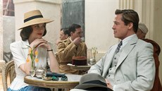 Marion Cotillardová a Brad Pitt ve filmu Spojenci (2016) Marion Cotillardová a Brad Pitt ve filmu Spojenci (2016)