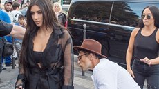 Provokatér Vitalij Seďuk políbil Kim Kardashianové zadek. Provokatér Vitalij Seďuk políbil Kim Kardashianové zadek.
