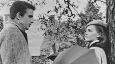 Warren Beatty a Natalie Woodová ve filmu Tpyt v tráv (1961)