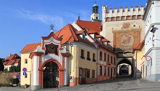 Peste malovaná Dolní brána v Prachaticích patí k nejhezím mstským branám v...