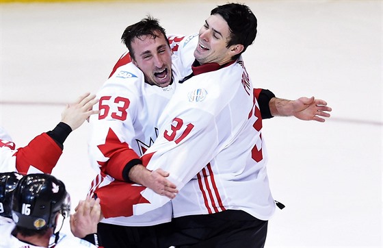 Carey Price (vpravo) objímá Brada Marchanda po vítzném finále Svtového poháru.