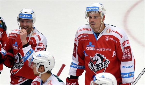 Spokojený pardubický hokejista Petr Sýkora (vpravo) po vítzství svého týmu.