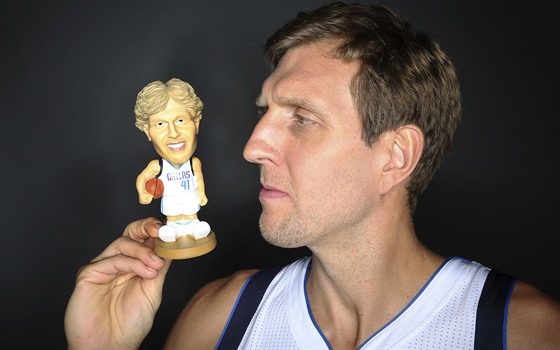 MALÝ A VELKÝ. Dirk Nowitzki z Dallasu a jeho figurka.