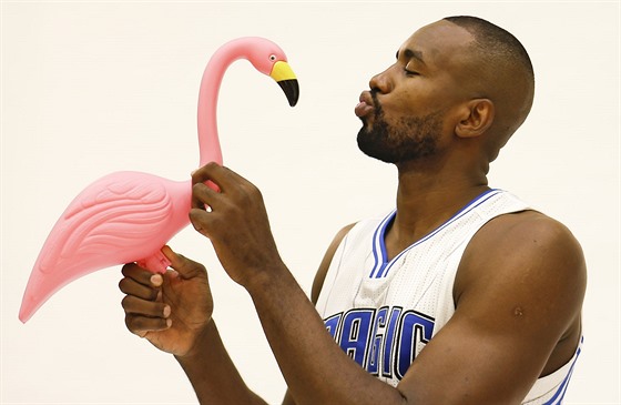 Serge Ibaka na focení Orlanda lakuje s plameákem.