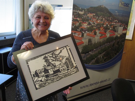 Mostecká malíka Helena Ambrosová s jedním z vystavených obraz.