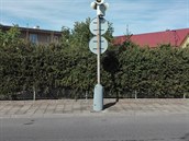 Otočení značek o devadesát stupňů má na svědomí dosud neznámý řidič. Otočení značek o devadesát stupňů má na svědomí dosud neznámý řidič.