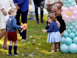 Princ George se sestrou Charlotte a rodii na dtské párty v Kanad (29. záí...