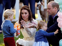 Vévodkyn Kate s manelem princem Williamem a jejich dtmi princem Georgem a...