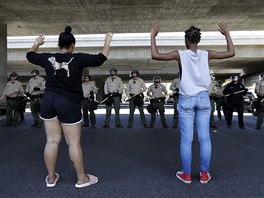 Amerianky v kalifornském El Cajonu zvedají ruce ped policisty. Obyvatelé...