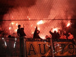 Fanouci eckého fotbalového týmu APOEL fandí pi zápase na stadionu Georgiose...