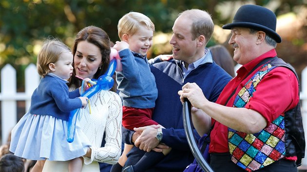 Princ William, Kate a jejich dti Charlotte a George na dtské party v Kanad...