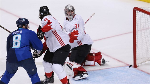 Druh finle Svtovho pohru: Carey Price inkasuje gl z hole Zdena Chry (nen na fotce), ped kanadskm glmanem jsou v souboji Tobias Rieder a Drew Doughty.