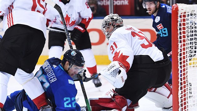 Druh finle Svtovho pohru: Nino Niederreiter se sna vlee zakonit ped Careym Pricem. U prav tyky stoj Mikkel Boedker, zpovzdl ve sleduje Drew Doughty, nejble fotografovi pak je Ryan Getzlaf.