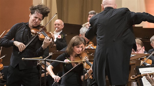 Houslista Joshua Bell a dirigent Ji Blohlvek na zahajovacm koncert nov sezony esk filharmonie