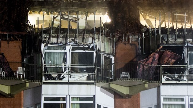 Pi poru nemocnice v zpadonmeck Bochumi zemeli nejmn dva lid, na mst zasahovalo na 200 hasi. Ohe zniil stechu budovy (30. z 2016).