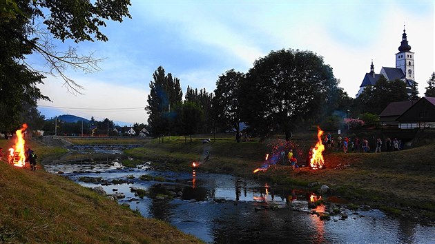 Svatojnsk ohn se na bezch Lubiny v Pboe rozho vdycky nejbli sobotu kolem svatho Jana, tedy okolo 24. ervna.