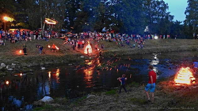 Svatojnsk ohn se na bezch Lubiny v Pboe rozho vdycky nejbli sobotu kolem svatho Jana, tedy okolo 24. ervna.