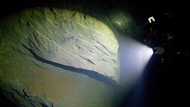 Tmu speleolog a potp se podailo s pomoc dlkov ovldanho robota zmit v Hranick propasti rekordn hloubku 404 metr.