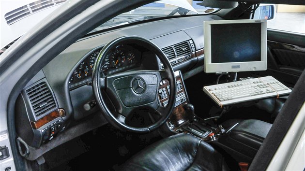 Vzkumn projekt autonomnho vozu VaMP. Mercedes-Benz 500 SEL pi funknch testech technologie v roce 1994.