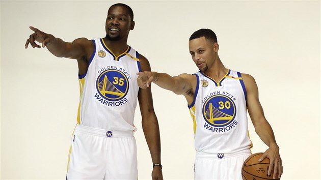 Kevin Durant (vlevo) a Stephen Curry z Golden State si ukazuj cestu k titulu.