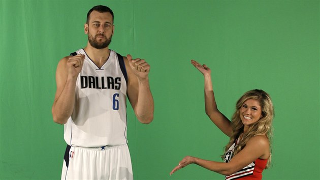 Andrew Bogut se fot pro poteby Dallasu.