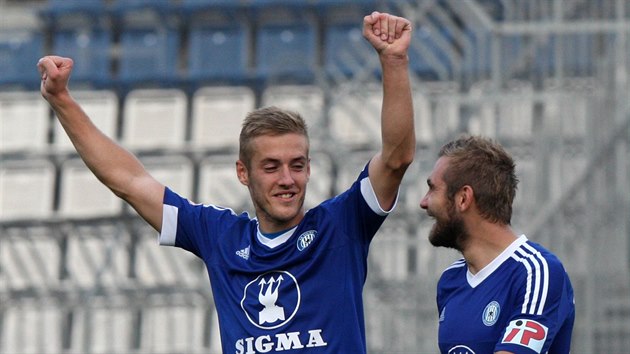 Olomout fotbalist Jakub Plek (vlevo) a Martin Sladk se raduj z glu.