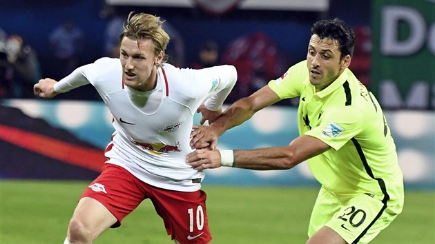 Emil Forsberg (vlevo) z Lipska unik Gojkovi Kaarovi z Augsburgu.