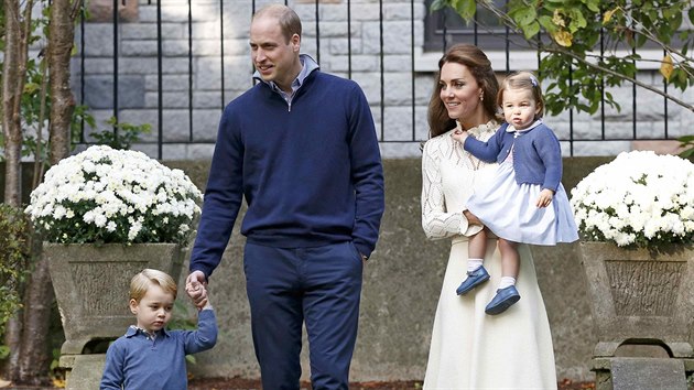 Princ William, jeho manelka Kate a jejich dti princ George a princezna Charlotte na dtsk prty (Victoria, 29. z 2016)