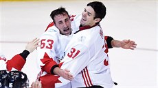 Carey Price (vpravo) objímá Brada Marchanda po vítzném finále Svtového poháru.