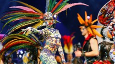 Tanečnice se nechává fotit před představením The One Grand Show v berlínském... Tanečnice se nechává fotit před představením The One Grand Show v berlínském...