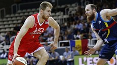 Patrik Auda (vlevo) z Manresy útočí v semifinále katalánské ligy přes Thomase... Patrik Auda (vlevo) z Manresy útočí v semifinále katalánské ligy přes Thomase...