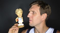 MALÝ A VELKÝ. Dirk Nowitzki z Dallasu a jeho figurka.