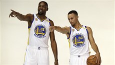 Kevin Durant (vlevo) a Stephen Curry z Golden State si ukazují cestu k titulu.