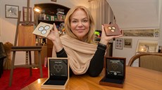 Dagmar Havlová pózuje s medailemi. Dagmar Havlová pózuje s medailemi.