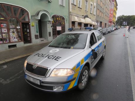 Policejní auto srazilo v Chebu chodkyni. Ta pod nj podle vyetování vbhla...