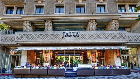 Pod Hotelem Jalta na Václavském námstí v Praze se skrývá típatrový...