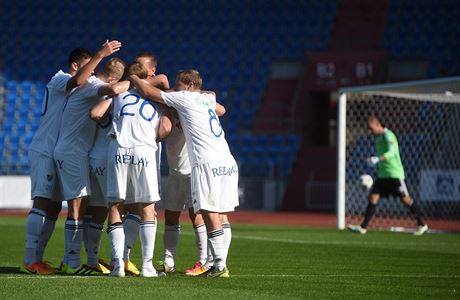 Fotbalisté Baníku Ostrava oslavují gól v utkání proti eským Budjovicím, které...